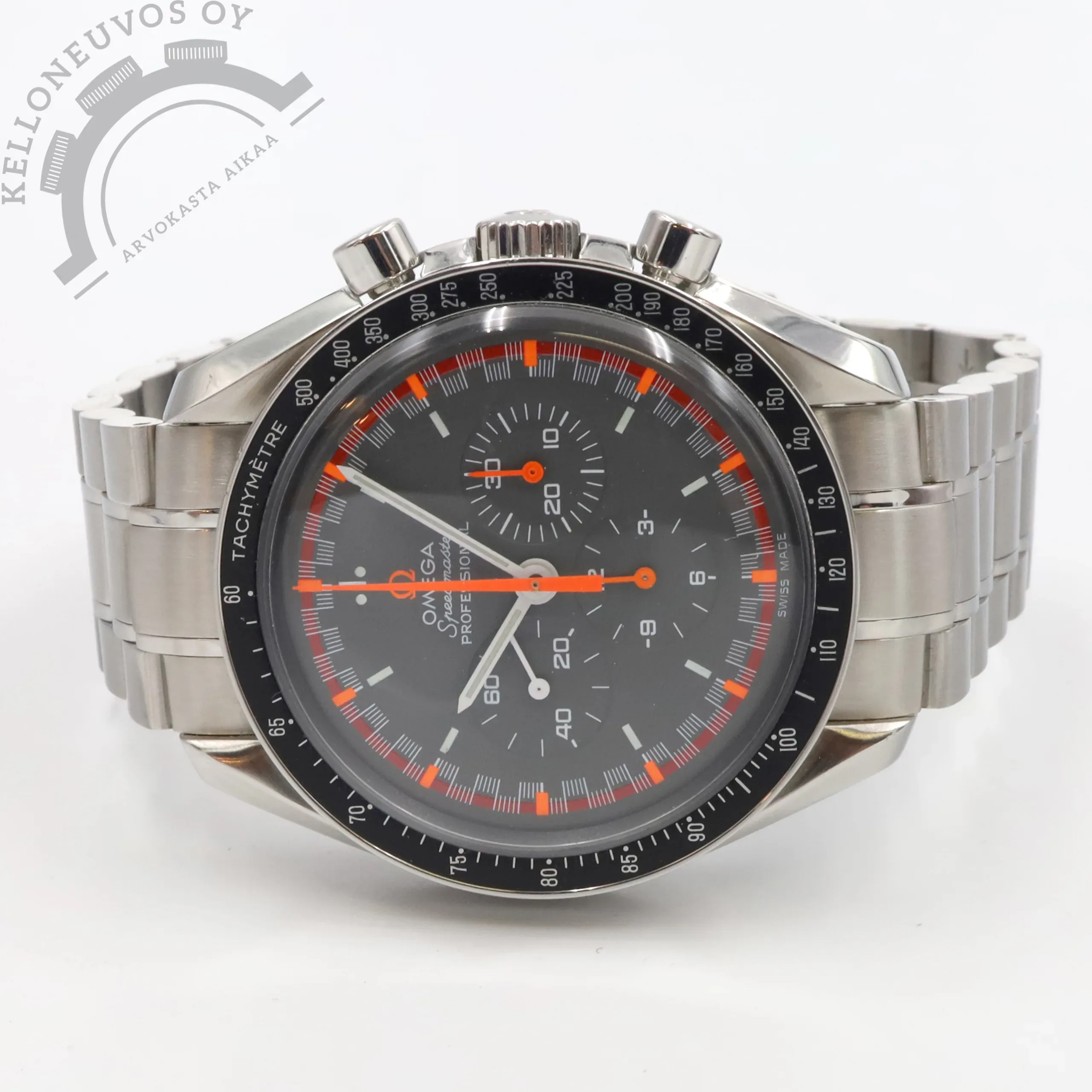 Tarjolle hiljattain täyshuollettu, harvemmin tarjolla oleva Omega Speedmaster Professional “Japan Racing”. Kello on modaus alkuperäisestä Speedmasterin erikoismallista jota valmistettu aikanaan Japanin markkinoille rajattu erä vuonna 2004 tasan 2004 kappaletta. Myynnissä oleva kello on perinteisestä Speedmasterista modattu eli siihen on vaihdettu Omegan alkuperäiset Japan Racing osat. Käytännössä siis aito Japan Racing taulu joka tummanharmaa/oranssi sekä aidot Japan Racing osoittimet. Todella näyttävä sekä sporttinen kokoinaisuus joka erottuu todella edukseen normaaliin Speedmasteriin verrattuna. Mukaan tulee myös alkuperäinen taulu sekä osoittimet joten kellon saa vaihdettua normaali Speedmasteriksi niin halutessaan. Kelloa seuraa laatikko, manuaalit, takuukortti, huollossa vaihdetut osat sekä dokumentti Omegan virallisesta täyshuollosta. Kellon takuukortti on päivätty 6/2001 ja se on täyshuollettu 11/2025. Nappaa tästä talteen huippukunnossa oleva yksilö jollaista ei toista ihan hevillä vastaan tule.