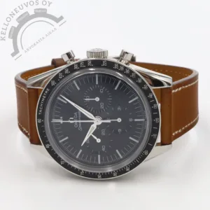 Tarjolle jo tuotannosta poistunut Omega Speedmaster Anniversary Series "First Omega In Space". Klassista tyyliä juuri oikeassa koossa, sitä tarjoaa tämä Omega Speedmaster FOIS (First OMEGA in Space). Ajattoman tyylikäs musta taulu äärettömän upeilla osoittimilla sekä ajanotolla. Teräksinen kuori sekä mukavan rannetuntuman takaava laadukas tarvike nahkaranne, lisäksi mukaan tulee musta tarvike kumiranneke jossa kiinni kellon alkuperäinen Omegan solki. Teräksisen takakannen alla sykkii Omegan 1861 -manuaalikoneisto jossa 48h käyntivara. Kelloa seuraa huoltoboksi, sekä dokumentit huollosta. Kello on huollettu Omegan virallisessa huollossa 27.3.2026.