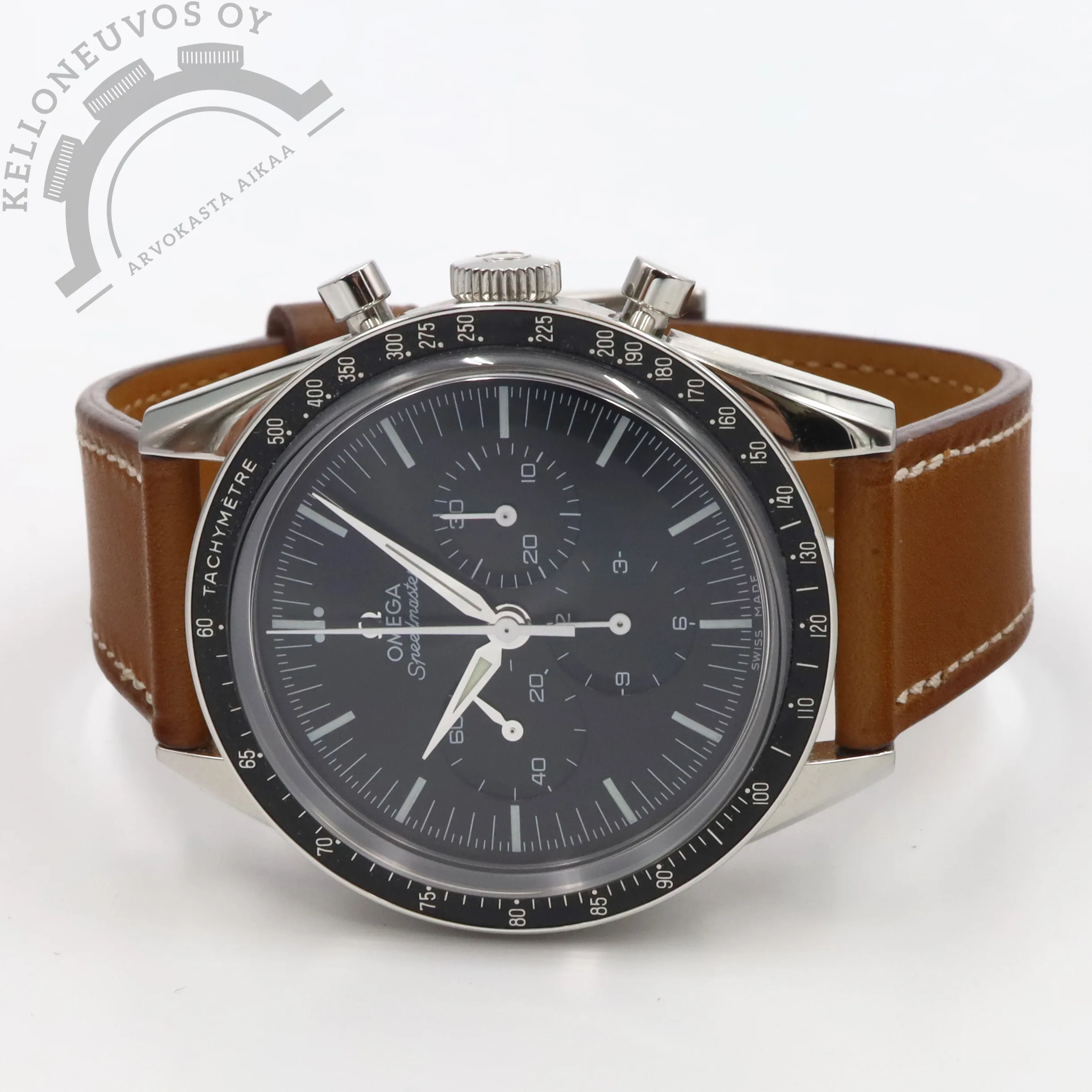 Omega Speedmaster FOIS 1 Tarjolle jo tuotannosta poistunut Omega Speedmaster Anniversary Series "First Omega In Space". Klassista tyyliä juuri oikeassa koossa, sitä tarjoaa tämä Omega Speedmaster FOIS (First OMEGA in Space). Ajattoman tyylikäs musta taulu äärettömän upeilla osoittimilla sekä ajanotolla. Teräksinen kuori sekä mukavan rannetuntuman takaava laadukas tarvike nahkaranne, lisäksi mukaan tulee musta tarvike kumiranneke jossa kiinni kellon alkuperäinen Omegan solki. Teräksisen takakannen alla sykkii Omegan 1861 -manuaalikoneisto jossa 48h käyntivara. Kelloa seuraa huoltoboksi, sekä dokumentit huollosta. Kello on huollettu Omegan virallisessa huollossa 27.3.2026.