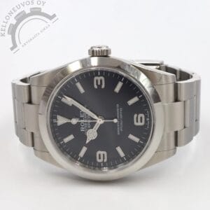 Tarjolle haluttu Rolex Explorer 40 oikeassa 40mm koossa. Selkeälukuisella mustalla taululla jossa ei mitään ylimääräistä. Teräksinen kuori kiillotetulla kehällä. Oyster-rannekke easy-linkillä. Koneistona toimii tarkasti tikkaava Rolex 3230 -automaatti 70h käyntivaralla. Full set, kellon takuukortti on päivätty 5/2023.