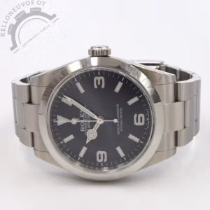 Tarjolle haluttu Rolex Explorer 40 oikeassa 40mm koossa. Selkeälukuisella mustalla taululla jossa ei mitään ylimääräistä. Teräksinen kuori kiillotetulla kehällä. Oyster-rannekke easy-linkillä. Koneistona toimii tarkasti tikkaava Rolex 3230 -automaatti 70h käyntivaralla. Full set, kellon takuukortti on päivätty 5/2023.