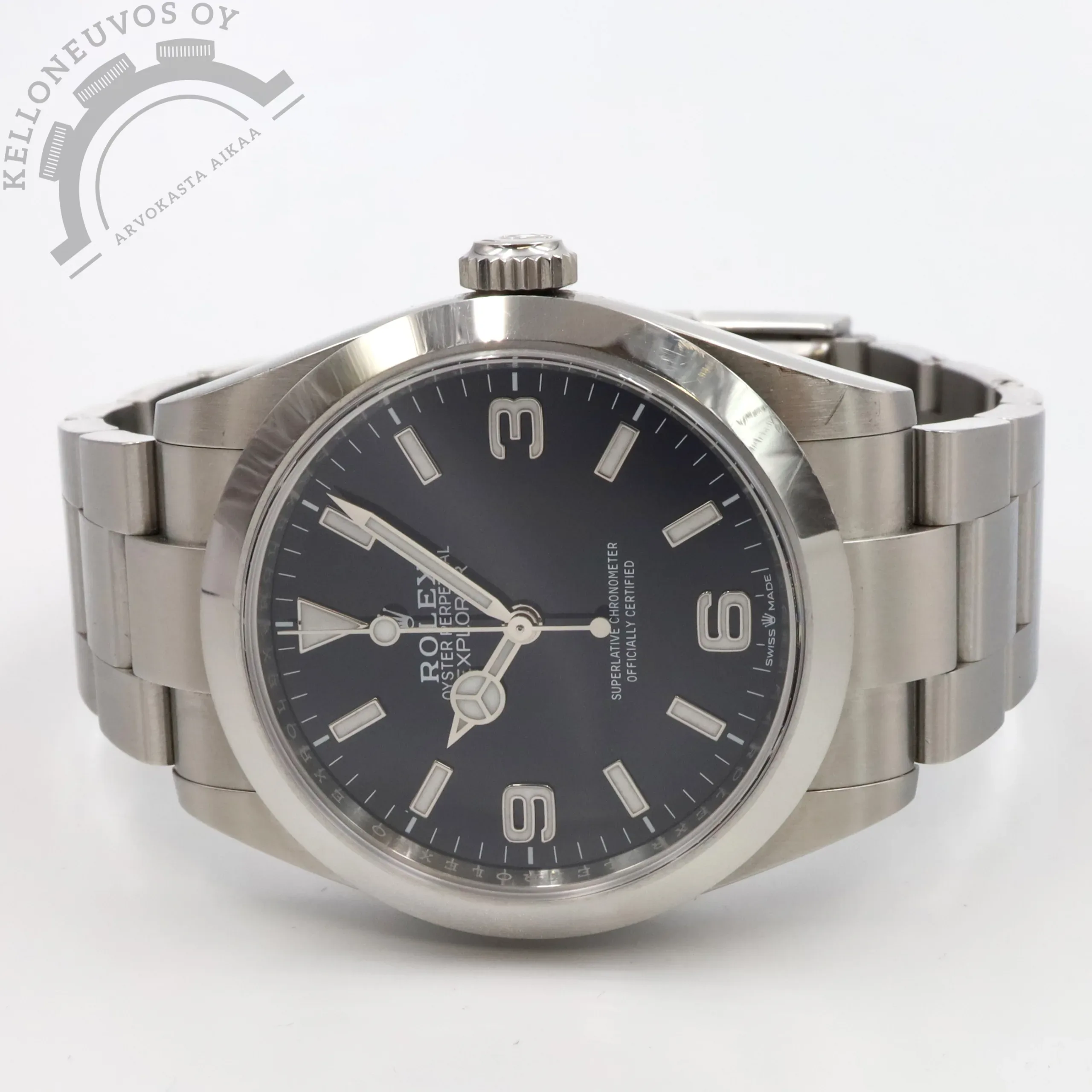 Tarjolle haluttu Rolex Explorer 40 oikeassa 40mm koossa. Selkeälukuisella mustalla taululla jossa ei mitään ylimääräistä. Teräksinen kuori kiillotetulla kehällä. Oyster-rannekke easy-linkillä. Koneistona toimii tarkasti tikkaava Rolex 3230 -automaatti 70h käyntivaralla. Full set, kellon takuukortti on päivätty 5/2023.