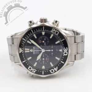 Tarjolle juuri huollettu Omega Seamaster Diver 300M Chronograph. Mustalla taululla josta löytyy päivyri, ajanotto, pikkusekunnit sekä upeat miekka osoittimet. Teräksinen kuori mustalla sukeltajan kehällä. Kehän insertissä jälki kello yhden kohdalla. Kokonaisuuden kruunaa Omegan teräsranneke omalla linkku soljella. Kelloa seuraa Omegan huollon boksi, rannekkeen jatkopalat sekä dokumentit Omegan virallisesta huollosta. Kello on huollettu 7/2026. Huollon yhteydessä tehty ainoastaan kuoren ja rannekkeen pesu, ei kiillotusta. Käytön jälkiä näin ollen löytyy, tämä huomioitu hinnassa. Tästä edullisesti loistava suklari kesän rientoihin.