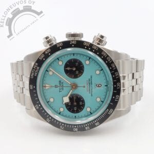 Tarjolle erittäin haluttu ja todella vaikeasti saatavilla oleva Tudor Black Bay Chrono 41mm "Flamingo Blue". Upealla turkoosin värisellä taululla josta löytyy päivyri, ajanotto sekä pikkusekunnit. Teräksinen kuori mustalla keraamisella kehällä varusteltuna. Kokonaisuuden kruunaa Tudorin laadukas viisirivinen-teräsranneke jossa keskipalat kiillotettua ja sivut harjattua terästä sekä "T-fit" claspi. Koneistona toimii Tudor MT5813 -automaatti jolle luvataan 70h käyntivara. Kelloa seuraa molemmat laatikot, manuaalit, rannekkeen jatkopalat sekä takuukortti. Kellon takuukortti on päivätty 7/2025.