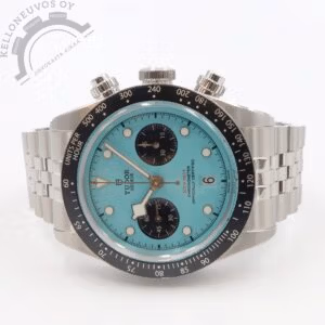 Tarjolle erittäin haluttu ja todella vaikeasti saatavilla oleva Tudor Black Bay Chrono 41mm "Flamingo Blue". Upealla turkoosin värisellä taululla josta löytyy päivyri, ajanotto sekä pikkusekunnit. Teräksinen kuori mustalla keraamisella kehällä varusteltuna. Kokonaisuuden kruunaa Tudorin laadukas viisirivinen-teräsranneke jossa keskipalat kiillotettua ja sivut harjattua terästä sekä "T-fit" claspi. Koneistona toimii Tudor MT5813 -automaatti jolle luvataan 70h käyntivara. Kelloa seuraa molemmat laatikot, manuaalit, rannekkeen jatkopalat sekä takuukortti. Kellon takuukortti on päivätty 7/2025.