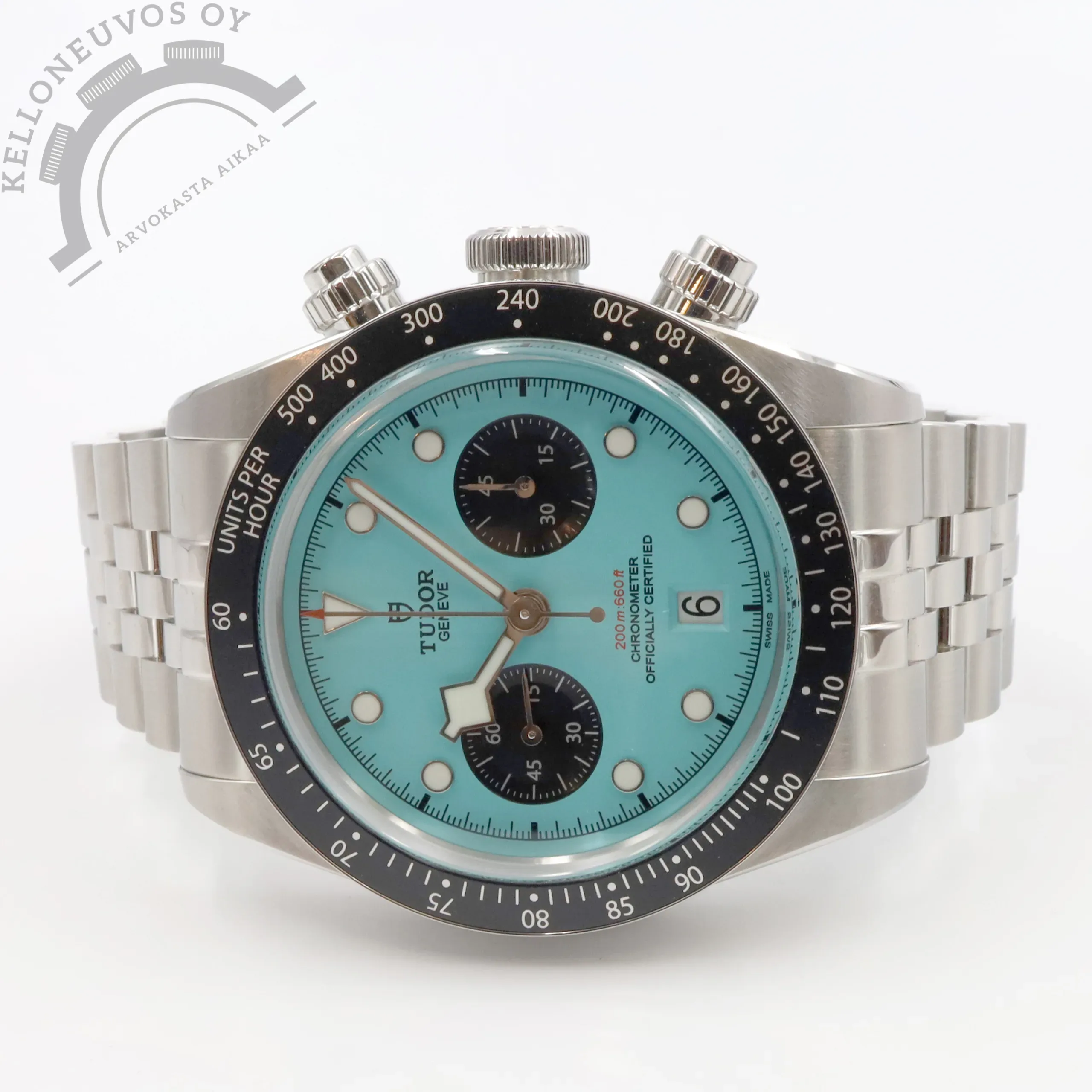 Tarjolle erittäin haluttu ja todella vaikeasti saatavilla oleva Tudor Black Bay Chrono 41mm "Flamingo Blue". Upealla turkoosin värisellä taululla josta löytyy päivyri, ajanotto sekä pikkusekunnit. Teräksinen kuori mustalla keraamisella kehällä varusteltuna. Kokonaisuuden kruunaa Tudorin laadukas viisirivinen-teräsranneke jossa keskipalat kiillotettua ja sivut harjattua terästä sekä "T-fit" claspi. Koneistona toimii Tudor MT5813 -automaatti jolle luvataan 70h käyntivara. Kelloa seuraa molemmat laatikot, manuaalit, rannekkeen jatkopalat sekä takuukortti. Kellon takuukortti on päivätty 7/2025.