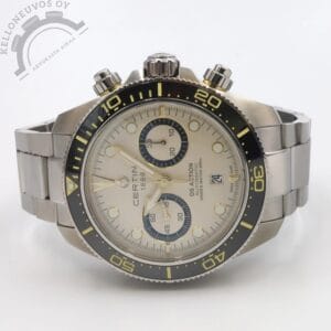 Tarjolle tyylikäs Certina DS Action Diver Chrono. Selkeälukuisella beigeän värisellä taululla jossa ajanotto, päivyri, pikkusekunnit sekä upeat kullan väriset osoittimet ja indeksit. Teräksinen 44mm koossa oleva kuori keraamisella mustalla kehällä. Safiirilasi suojaa kellon etupuolta kun taas teräksisen takakannen alla tikkaa tarkasti Valjoux A05.231- automaattikaliiperi jossa 60h käyntivara. Rannekkeina kuvissa näkyvä kelloon erikseen hankittu Certinan oma teräs sekä malliin alunperin kuuluva beige-valkoinen-musta tekstiiliranneke omalla soljella. Molemmissa rannekkeissa pikakiinnitys. Full set, kellon takuukortti on päivätty kotimaisen jälleenmyyjän toimesta 9/2025. Ovh. 1995e (teräsranneke ostettu erikseen).