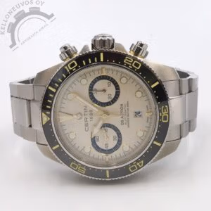 Tarjolle tyylikäs Certina DS Action Diver Chrono. Selkeälukuisella beigeän värisellä taululla jossa ajanotto, päivyri, pikkusekunnit sekä upeat kullan väriset osoittimet ja indeksit. Teräksinen 44mm koossa oleva kuori keraamisella mustalla kehällä. Safiirilasi suojaa kellon etupuolta kun taas teräksisen takakannen alla tikkaa tarkasti Valjoux A05.231- automaattikaliiperi jossa 60h käyntivara. Rannekkeina kuvissa näkyvä kelloon erikseen hankittu Certinan oma teräs sekä malliin alunperin kuuluva beige-valkoinen-musta tekstiiliranneke omalla soljella. Molemmissa rannekkeissa pikakiinnitys. Full set, kellon takuukortti on päivätty kotimaisen jälleenmyyjän toimesta 9/2025. Ovh. 1995e (teräsranneke ostettu erikseen).