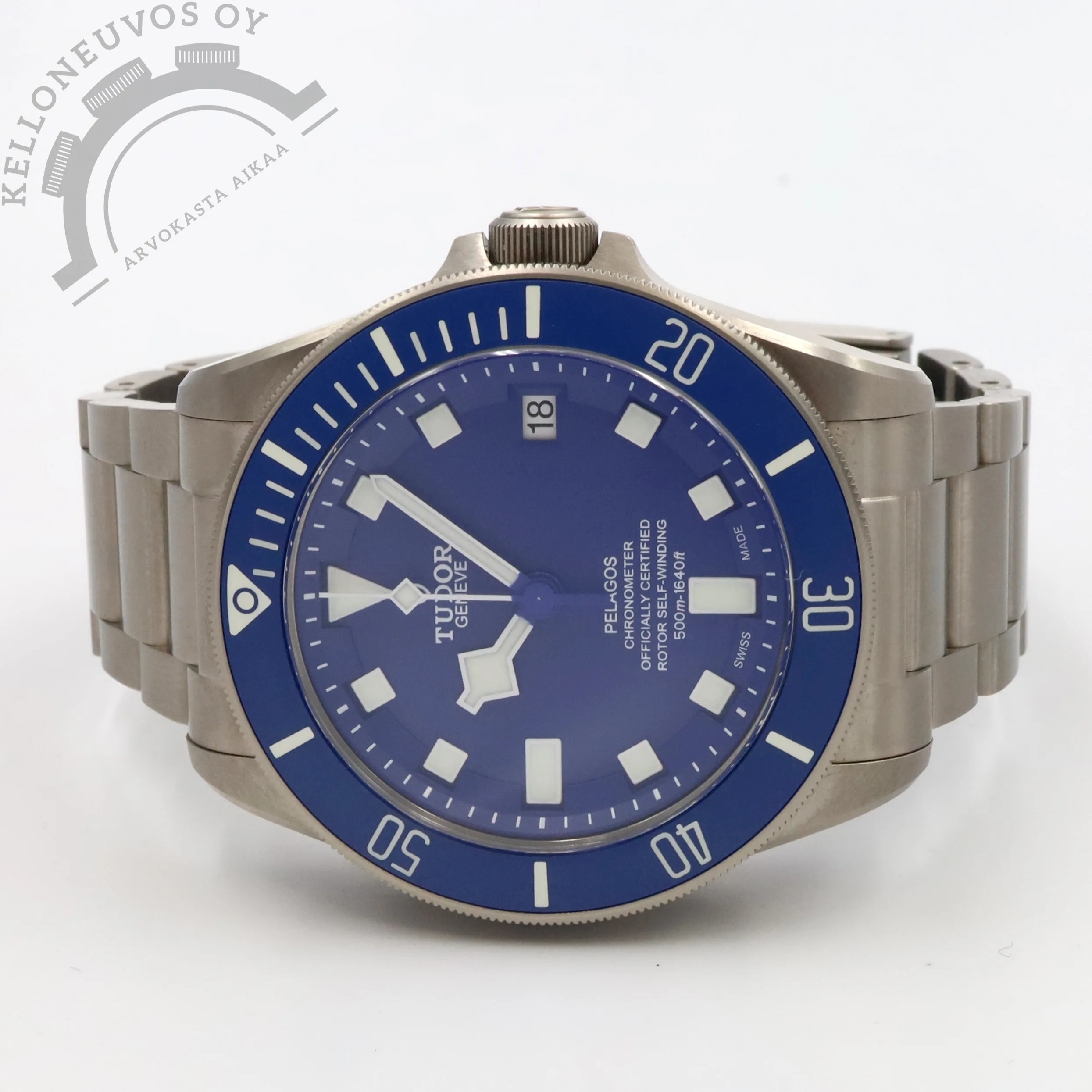 Tudor Pelagos 1 Tarjolle täysin uudenveroisessa kunnossa oleva Tudor Pelagos. Kellosta löytyy selkeälukuinen sininen taulu päivyrillä sekä sininen sukeltajan kehä taulun osoittimet ja indeksit sekä kehä erittäin vahvasti luminoidut. Titaanista valmistettu kestävä ja kevyt kuori. Kokonaisuuden kruunaa niinikään titaatinen ranneke sekä mukana tulevat siniset merkin omat kumirannekkeet jotka käyttämättömät. Koneistona toimii Tudorin MT5612 -automaatti jossa 70h käyntivara. Full set, kellon takuukortti on päivätty 11/2025. Tästä loistava vaihtoehto uudelle. Ovh. 5 760e.