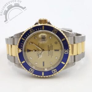 Tarjolle harvemmin vastaan tuleva Rolex Submariner Date upealla Champagne Serti eli harrastajien keskuudessa "Sultan" -taululla varustettuna. Alkuperäisessä jalokivitaulussa tuntimerkkeinä toimivat timantit sekä siniset safiirit. Teräksinen kuori kultaisella sukeltajankehällä jossa sininen hiukan purppuraan vivahtava alumiininen insertti. Kokonaisuuden kruunaa upea teräs/kulta ranneke jossa kaikki palat mukana. Koneistona toimii varmatoiminen Rolex 3135 -automaatti. Kelloa seuraa erittäin kattava setti: molemmat laatikot, manuaalit, hang tag, alkuperäinen takuutodistus sekä huollon dokumentit. Kellon alkuperäinen takuutodistus on päivätty 10/2002 ja se on huollettu 1/2024. Tästä erittäin upea yksilö joko suoraan käyttöön tai keräilyyn.