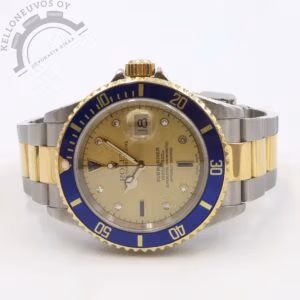 Tarjolle harvemmin vastaan tuleva Rolex Submariner Date upealla Champagne Serti eli harrastajien keskuudessa "Sultan" -taululla varustettuna. Alkuperäisessä jalokivitaulussa tuntimerkkeinä toimivat timantit sekä siniset safiirit. Teräksinen kuori kultaisella sukeltajankehällä jossa sininen hiukan purppuraan vivahtava alumiininen insertti. Kokonaisuuden kruunaa upea teräs/kulta ranneke jossa kaikki palat mukana. Koneistona toimii varmatoiminen Rolex 3135 -automaatti. Kelloa seuraa erittäin kattava setti: molemmat laatikot, manuaalit, hang tag, alkuperäinen takuutodistus sekä huollon dokumentit. Kellon alkuperäinen takuutodistus on päivätty 10/2002 ja se on huollettu 1/2024. Tästä erittäin upea yksilö joko suoraan käyttöön tai keräilyyn.