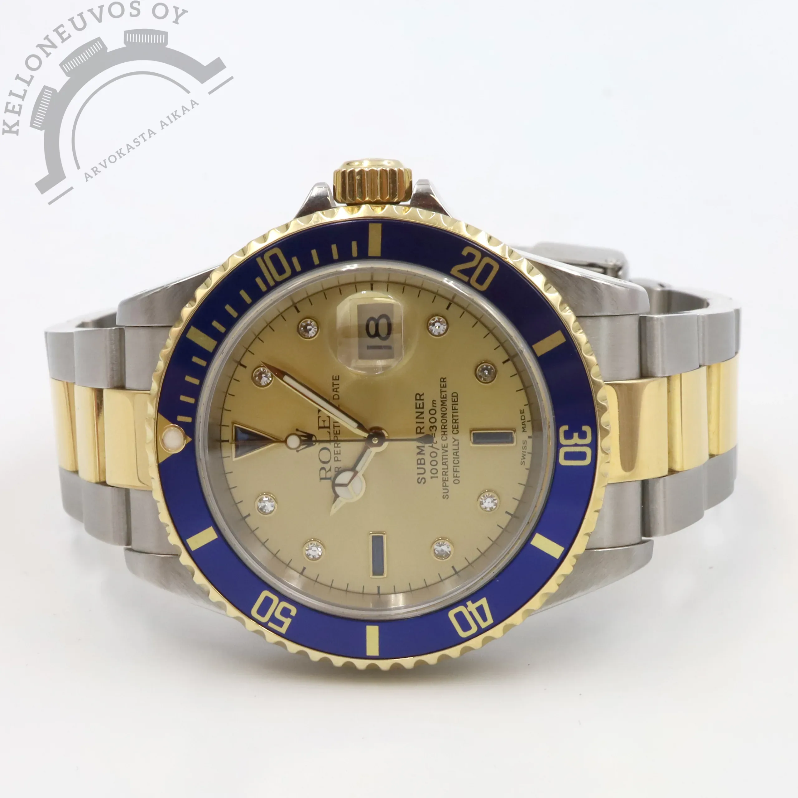 Tarjolle harvemmin vastaan tuleva Rolex Submariner Date upealla Champagne Serti eli harrastajien keskuudessa "Sultan" -taululla varustettuna. Alkuperäisessä jalokivitaulussa tuntimerkkeinä toimivat timantit sekä siniset safiirit. Teräksinen kuori kultaisella sukeltajankehällä jossa sininen hiukan purppuraan vivahtava alumiininen insertti. Kokonaisuuden kruunaa upea teräs/kulta ranneke jossa kaikki palat mukana. Koneistona toimii varmatoiminen Rolex 3135 -automaatti. Kelloa seuraa erittäin kattava setti: molemmat laatikot, manuaalit, hang tag, alkuperäinen takuutodistus sekä huollon dokumentit. Kellon alkuperäinen takuutodistus on päivätty 10/2002 ja se on huollettu 1/2024. Tästä erittäin upea yksilö joko suoraan käyttöön tai keräilyyn.