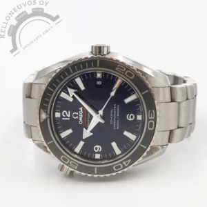 Tarjolle hiljattain täyshuollettu Omega Seamaster Planet Ocean 600M 42mm. Selkeälukuisella mustalla taululla jossa päivyri sekä näyttävät osoittimet loistavaa lumetta unohtamatta. Teräksinen kuori mustalla keraamisella kehällä varusteltuna. Kokonaisuuden kruunaa laadukas teräsranneke. Koneistona toimii Omega 8500 -automaatti jossa 60h käyntivara. Full set alkuperäistä ostokuittia myöden. Kellon takuukortti on päivätty kotimaisen jälleenmyyjän toimesta 10/2015. Lisäksi kello on täyshuollettu Omegan virallisessa huollossa 7/2026.