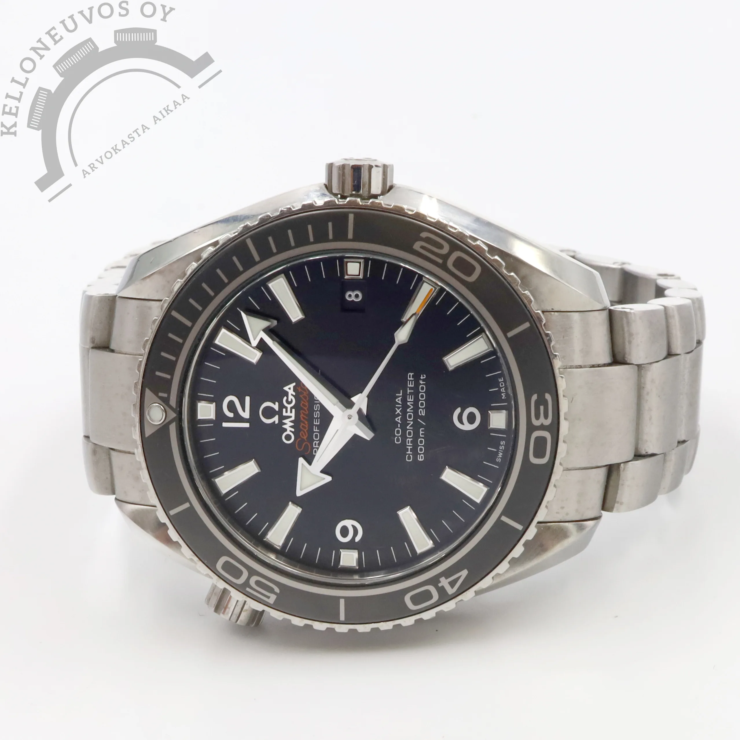 Omega Seamaster Planet Ocean 600M 42mm 1 Tarjolle hiljattain täyshuollettu Omega Seamaster Planet Ocean 600M 42mm. Selkeälukuisella mustalla taululla jossa päivyri sekä näyttävät osoittimet loistavaa lumetta unohtamatta. Teräksinen kuori mustalla keraamisella kehällä varusteltuna. Kokonaisuuden kruunaa laadukas teräsranneke. Koneistona toimii Omega 8500 -automaatti jossa 60h käyntivara. Full set alkuperäistä ostokuittia myöden. Kellon takuukortti on päivätty kotimaisen jälleenmyyjän toimesta 10/2015. Lisäksi kello on täyshuollettu Omegan virallisessa huollossa 7/2026.