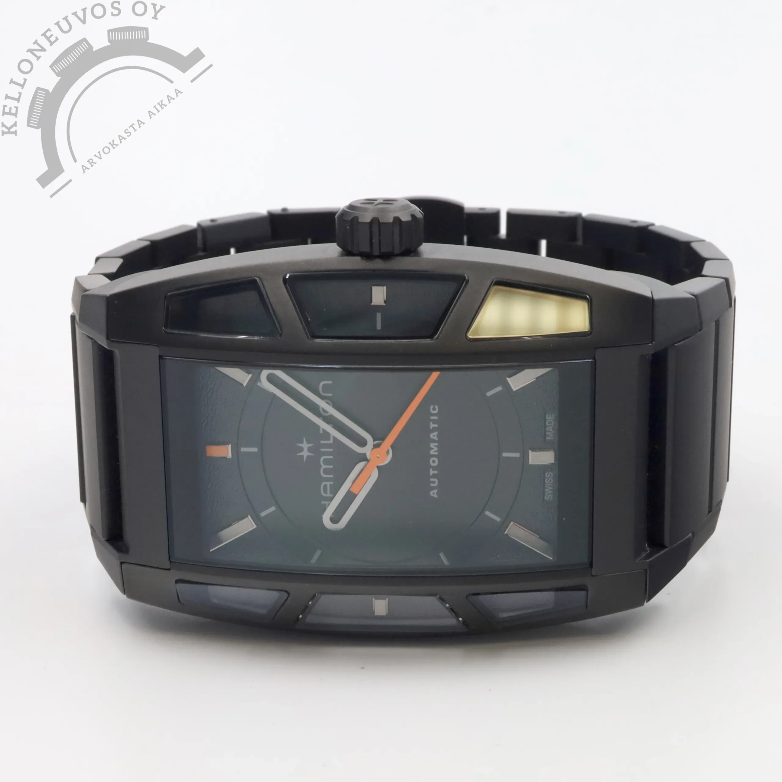 Hamilton American Classic Boulton Death Stranding 2 Limited Edition 1 Tarjolle takuulla edukseen erottuva Hamilton American Classic Boulton Death Stranding 2 Limited Edition. Kyseistä mallia valmistettu ainoastaan 2000 -kappaleen erä joka loppuunmyyty. Kello on valmistettu yhteistyössä pelisuunnittelija Hideo Kojimanin ja taiteilija Yoji Shinkawan kanssa Death Stranding 2: On the Beach -peliä varten. Mustalla taululla joka nähtävissä kaikkiaan seitsemän safiirilasin läpi tehden siitä todella futuristisen. Musta titaanista valmistettu kuori sekä ranneke takaavat muuten kohtuu suurelle kellolle miellyttävän keveyden. Koneistona toimii Hamilton H-10 -automaatti jossa 80h käyntivara. Full set, kellon takuukortti on päivätty kotimaisen jälleenmyyjän toimesta 7/2025. Kello on käynyt tehtaalla takuuhuollossa 7/2026 josta dokumentit mukana.