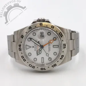 Tarjolle upeakuntoinen, jo valmistuksesta poistunut haluttu sportti Rolex näyttävällä valkoisella taululla. Kellossa GMT -kaksoisaika toiminto sekä päivyri, teräksinen kuori ja ranneke. Teräksisen takakannen alla tikkaa tarkka käyntinen Rolex 3187 -automaatti jossa 50 tunnin käyntivara. Full set, kellon takuukortti on päivätty kotimaisen jälleenmyyjän toimesta 8/2015. Kelloon tehty automaattikoneiston purku, pesu ja voitelu 10/2025 Hoviseppien toimesta, tästä asiaan kuuluvat dokumentit mukana.