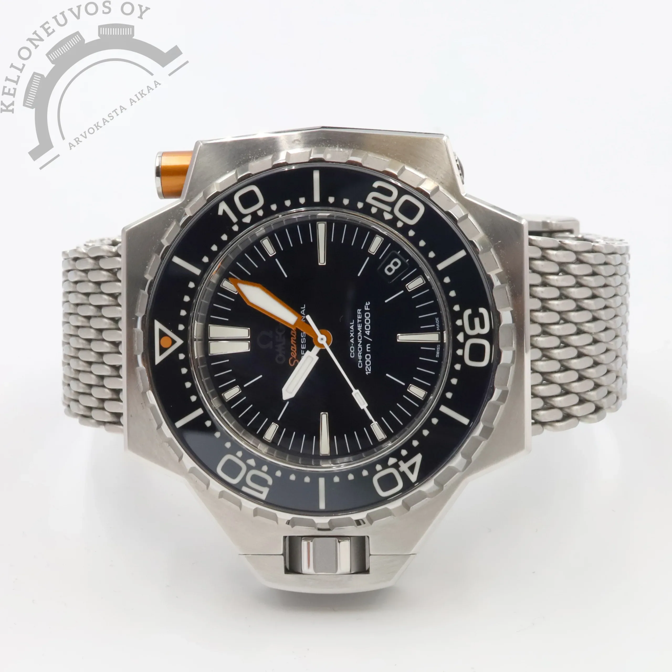 Omega Seamaster PloProf 1200m Co-Axial 1 Tarjolle erittäin näyttävä sekä vettä pelkäämätön upea PloProf. Selkeälukuisella mustalla taululla jossa päivyri sekä loistavan sinisen lumen omaavat osoittimet ja indeksit unohtamatta hienoja oransseja yksityiskohtia. Teräksinen kuori mustalla niinikään loistavan lumen omaavalla kehällä jonka saa vapautettua oikealla kyljellä olevan lukituspainikkeen avulla. Kokonaisuuden kruunaa Omegan laadukas Mesh-ranneke jossa pikasäädettävä claspi näyttävillä kaiverruksilla mukaan lisäksi mallin oma musta kumiranneke jossa niinikään pikasäädettävä claspi. Koneistona toimii Omegan Co-Axial 8500 -automaatti jossa noin 60h käyntivara. Kelloa seuraa Omegan puinen laatikko (ei alkuperäinen), sekä dokumentti tehdashuollosta. Kello on tehdashuollettu 6/2025. Näitä harvemmin tarjolla joten nappaa tästä talteen taatusti huomiota ja keskustelua herättävä upeus.