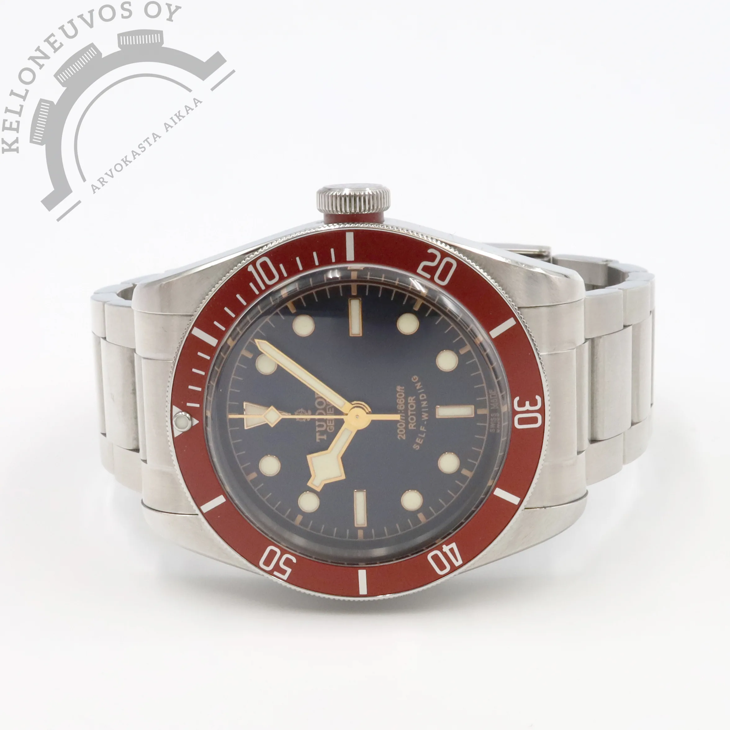 Tudor Heritage Black Bay Red "Smiley Face" 1 Tarjolle se ainoa oikea monen mielestä! ETA -koneistolla, ruusulogoilla, smiley face taululla sekä parhaalla eli punaisella kehällä. Erittäin haluttu malli joita enää harvemmin saatavilla. Kelloa seuraa laatikko, manuaalit, hang tag, rannekkeen jatkopalat, merkin oma nahkaranneke ilman solkea (220e), dokumentti huollosta sekä takuukortti. Kellon takuukortti on päivätty 1/2013 ja kello on huollettu 3/2025.