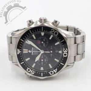 Tarjolle siistissä kunnossa oleva Omega Seamaster Diver 300M Chronograph. Mustalla taululla josta löytyy päivyri, ajanotto, pikkusekunnit sekä upeat miekka osoittimet. Teräksinen kuori mustalla sukeltajan kehällä. Kokonaisuuden kruunaa Omegan teräsranneke omalla linkku soljella. Kelloa seuraa molemmat laatikot, manuaali, korttitasku, rannekkeen jatkopalat, pictograms, chronometer ja takuukortti. Lisäksi kello on täyshuollettu Omegan virallisessa huollossa 3/2023. Kellon takuukortti on päivätty 6/2005.