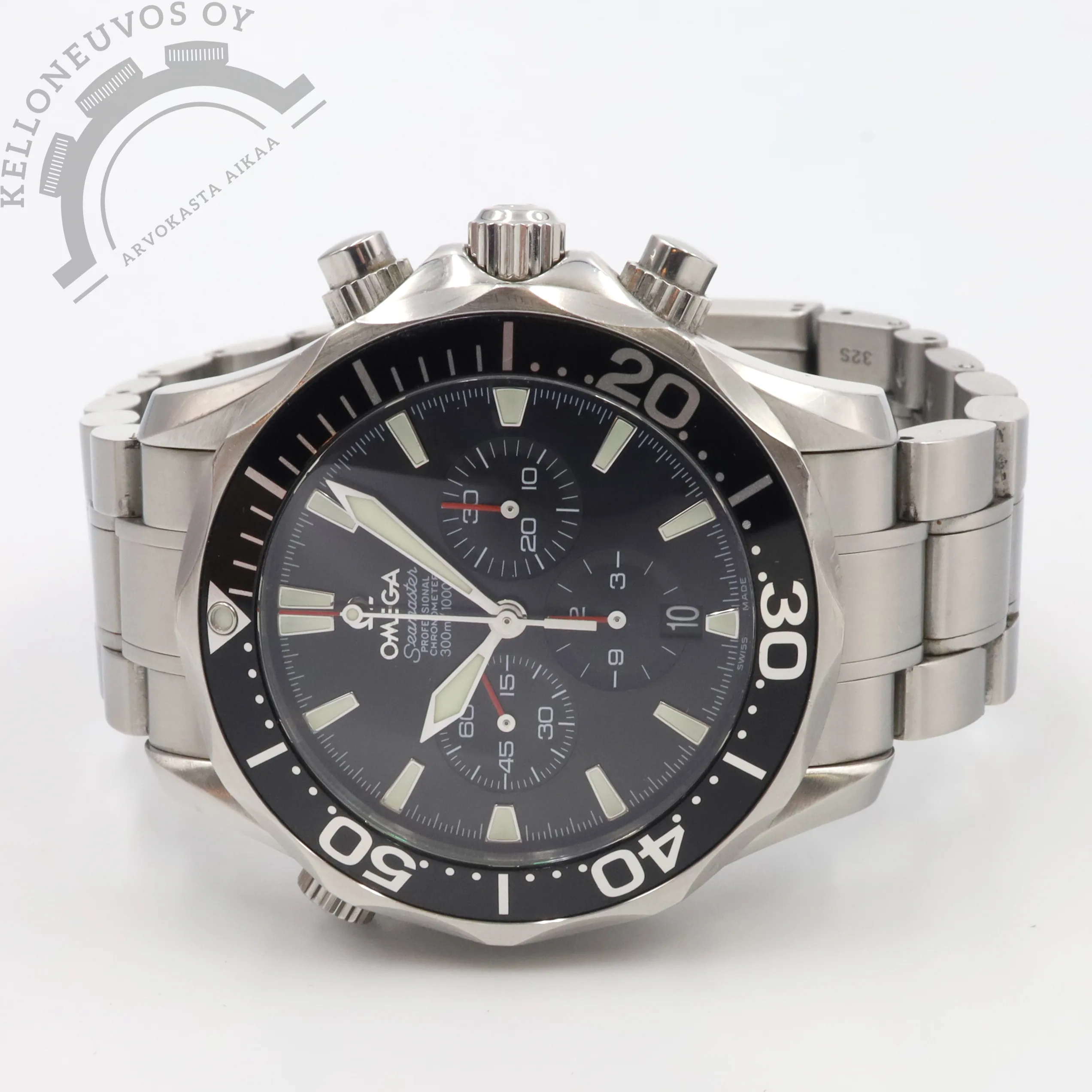 Omega Seamaster Professional Diver 300M Chronograph 1 Tarjolle siistissä kunnossa oleva Omega Seamaster Diver 300M Chronograph. Mustalla taululla josta löytyy päivyri, ajanotto, pikkusekunnit sekä upeat miekka osoittimet. Teräksinen kuori mustalla sukeltajan kehällä. Kokonaisuuden kruunaa Omegan teräsranneke omalla linkku soljella. Kelloa seuraa molemmat laatikot, manuaali, korttitasku, rannekkeen jatkopalat, pictograms, chronometer ja takuukortti. Lisäksi kello on täyshuollettu Omegan virallisessa huollossa 3/2023. Kellon takuukortti on päivätty 6/2005.