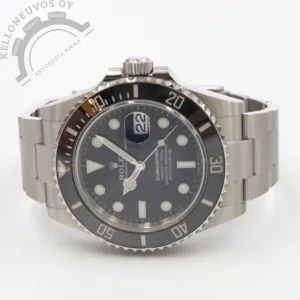 Etusivu 3 Tarjolle täysin uudenveroisessa kunnossa oleva, virheetön klassikko Submariner. Selkeälukuisella mustalla taululla oleva päivyrillinen versio jossa loistavan lumen omaavat osoittimet ja indeksit. Teräksinen kuori jossa musta keraaminen kehä. Kokonaisuuden kruunaa laadukas teräsranneke jossa käyttömukavuutta lisäävä säädettävä claspi. Safiirilasi suojaa kellon etupuolta kun taas teräksisen takakannen alla tikkaa Rolex 3235 -automaattikoneisto jossa 70h käyntivara. Full set, kellon takuukortti on päivätty 6/2022.