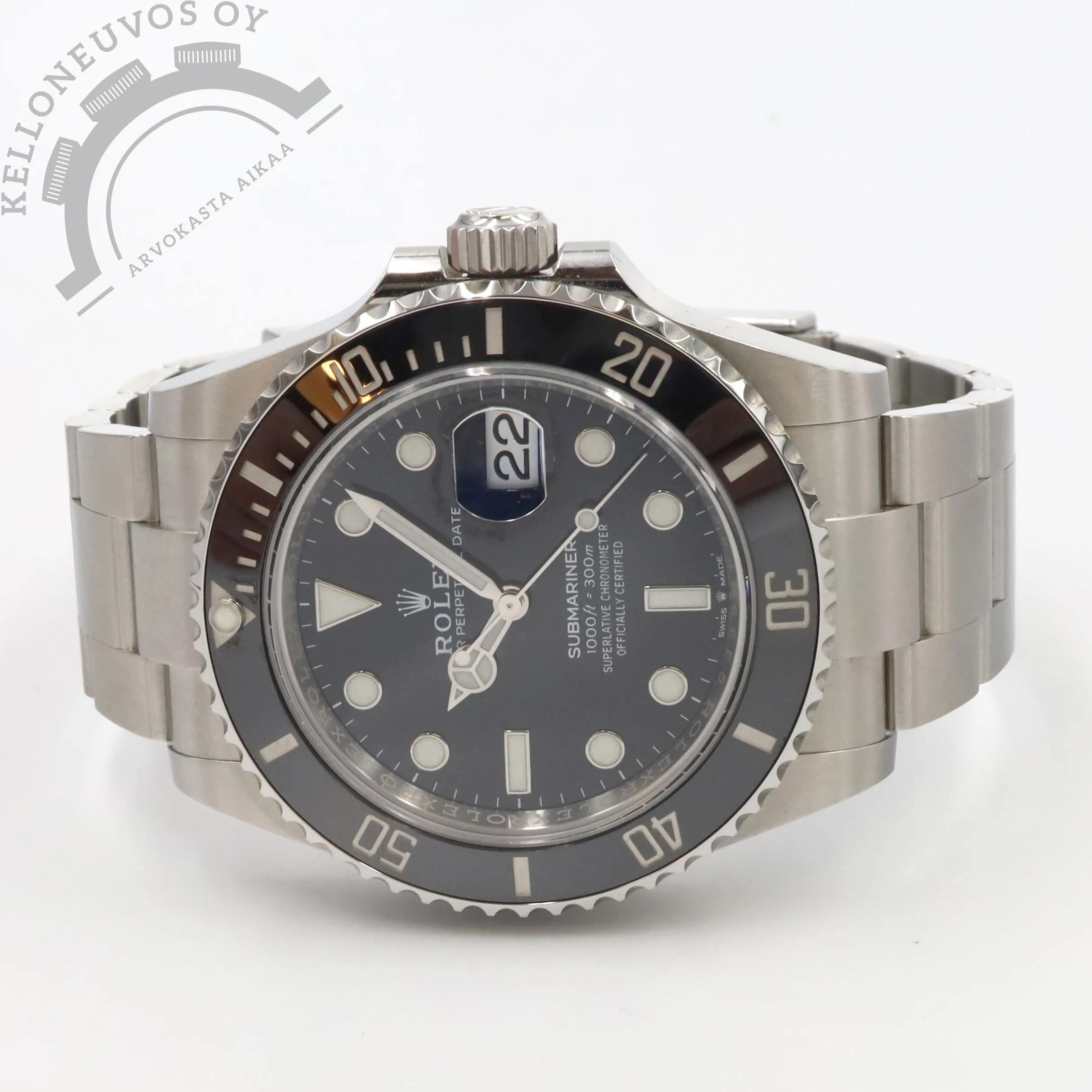 Rolex Submariner Date 41(126610LN) 1 Tarjolle täysin uudenveroisessa kunnossa oleva, virheetön klassikko Submariner. Selkeälukuisella mustalla taululla oleva päivyrillinen versio jossa loistavan lumen omaavat osoittimet ja indeksit. Teräksinen kuori jossa musta keraaminen kehä. Kokonaisuuden kruunaa laadukas teräsranneke jossa käyttömukavuutta lisäävä säädettävä claspi. Safiirilasi suojaa kellon etupuolta kun taas teräksisen takakannen alla tikkaa Rolex 3235 -automaattikoneisto jossa 70h käyntivara. Full set, kellon takuukortti on päivätty 6/2022.