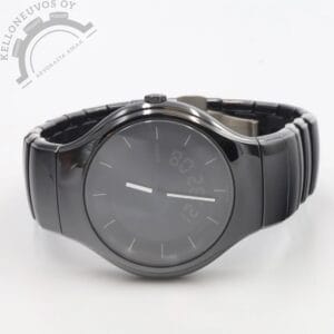 Tarjolle täysin uudenveroisessa kunnossa ja loistavalla huoltohistorialla varustettu Rado DiaStar High-Tech Black Ceramic. Tyylikkäällä mustalla ana-dgi -taululla jossa perinteisten tunti ja minuutti osoittimen lisäksi digitaalinäyttö josta löytyy mm. päivämäärä, toinen aikavyöhyke, ajanotto, hälytys ja ajastin. Mustaksi pinnoitettu keraaminen kuori sekä niinikään mustaksi pinnoitettu integroitu keraaminen ranneke. Full set, kellon takuukortti on päivätty kotimaisen jälleenmyyjän toimesta 12/2011. Viimeisin huolto tehty 5/2026. Tästä tyylikäs ja harvemmin tarjolla oleva Rado uutta rannetta koristamaan erittäin sopivaan rahaan.