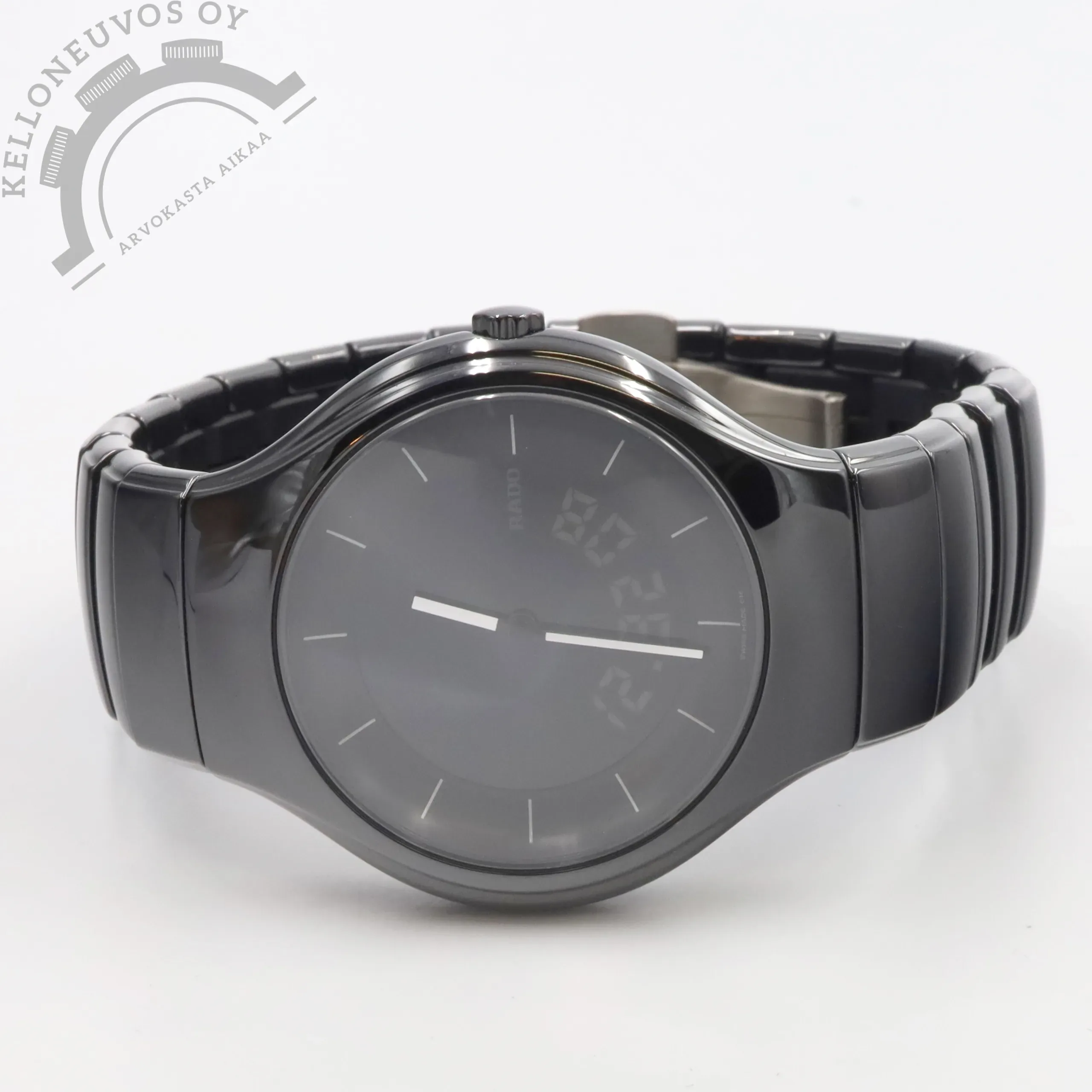 Tarjolle täysin uudenveroisessa kunnossa ja loistavalla huoltohistorialla varustettu Rado DiaStar High-Tech Black Ceramic. Tyylikkäällä mustalla ana-dgi -taululla jossa perinteisten tunti ja minuutti osoittimen lisäksi digitaalinäyttö josta löytyy mm. päivämäärä, toinen aikavyöhyke, ajanotto, hälytys ja ajastin. Mustaksi pinnoitettu keraaminen kuori sekä niinikään mustaksi pinnoitettu integroitu keraaminen ranneke. Full set, kellon takuukortti on päivätty kotimaisen jälleenmyyjän toimesta 12/2011. Viimeisin huolto tehty 5/2026. Tästä tyylikäs ja harvemmin tarjolla oleva Rado uutta rannetta koristamaan erittäin sopivaan rahaan.