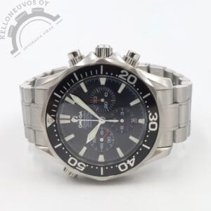 Etusivu 3 Tarjolle hiljattain huollettu Omega Seamaster Diver 300M Chronograph. Mustalla taululla josta löytyy päivyri, ajanotto, pikkusekunnit sekä upeat miekka osoittimet. Teräksinen kuori mustalla sukeltajan kehällä. Kokonaisuuden kruunaa Omegan teräsranneke omalla linkku soljella. Kelloa seuraa Omegan huollon boksi, rannekkeen jatkopalat sekä dokumentit Omegan virallisesta huollosta. Kello on huollettu 7/2026.