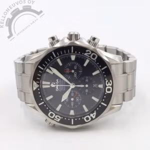Tarjolle hiljattain huollettu Omega Seamaster Diver 300M Chronograph. Mustalla taululla josta löytyy päivyri, ajanotto, pikkusekunnit sekä upeat miekka osoittimet. Teräksinen kuori mustalla sukeltajan kehällä. Kokonaisuuden kruunaa Omegan teräsranneke omalla linkku soljella. Kelloa seuraa Omegan huollon boksi, rannekkeen jatkopalat sekä dokumentit Omegan virallisesta huollosta. Kello on huollettu 7/2026.