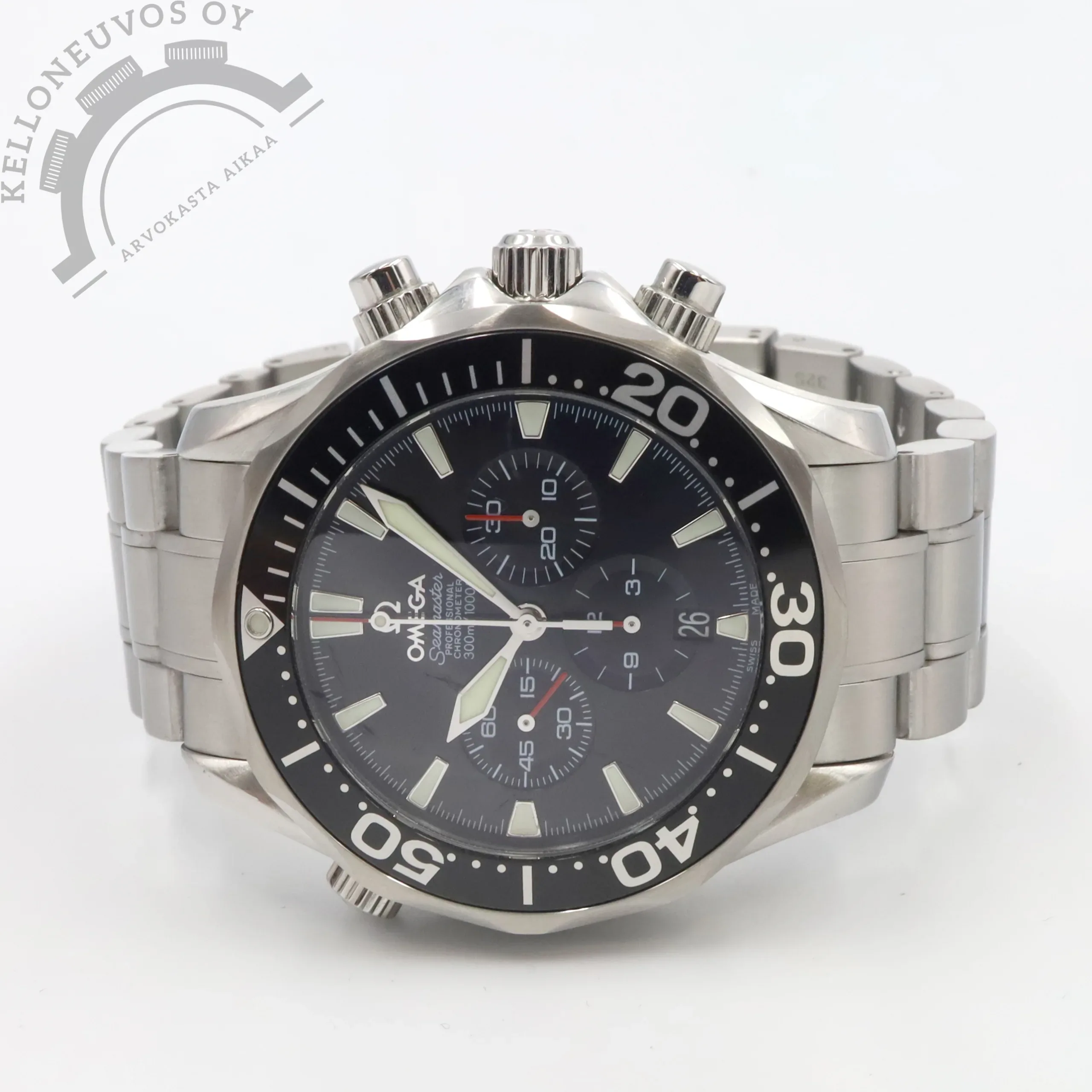 Omega Seamaster Professional Diver 300M Chronograph 1 Tarjolle hiljattain huollettu Omega Seamaster Diver 300M Chronograph. Mustalla taululla josta löytyy päivyri, ajanotto, pikkusekunnit sekä upeat miekka osoittimet. Teräksinen kuori mustalla sukeltajan kehällä. Kokonaisuuden kruunaa Omegan teräsranneke omalla linkku soljella. Kelloa seuraa Omegan huollon boksi, rannekkeen jatkopalat sekä dokumentit Omegan virallisesta huollosta. Kello on huollettu 7/2026.