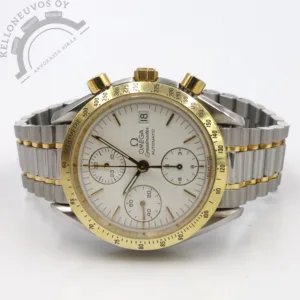 Tarjolle erittäin tyylikäs teräs/kulta Speedmaster Date. Upealla valkoisella taululla josta löytyy päivyri, ajanotto, pikkusekunnit sekä näyttävyyttä lisäävät kultaiset osoittimet ja indeksit. Teräksinen kuori jossa 18K keltakultainen tachymeter-kehä sekä nupit. Kokonaisuuden kruunaa teräs/kulta ranneke. Koneistona toimii loistavin käyntiavoin tikkaava Omegan 1155 -automaatti. Kelloa seuraa Omegan huoltoboksit sekä tuoreet käynti ja tiiviystesti tulokset. Sarjanumeron perusteella valmistettu noin 1993-1994.
