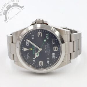 Tarjolle siistissä kunnossa oleva, juuri takuuhuollettu Rolex Air-King. Mukavassa 40mm koossa, teräksisellä kuorella sekä oyster-rannekkeella varusteltuna. Selkeälukuisella mustalla taululla jossa sporttisuutta tuovat vihreät yksityiskohdat. Koneistona toimii Rolex 3230 -automaatti jolle luvataan 70h käyntivara. Full set, kellon takuukortti on päivätty 8/2022 ja se on takuuhuollettu Rolexin virallisessa huollossa (Hovisepät Oy) 9/2026. Tästä upea sportti Rolex suoraan hyllystä ilman jonotuksia ja reilusti alle listahinnan! Malli: 126900 Kuoren halkaisija: 40m Rannekkeen leveys: 20mm Koneisto: Cal. 3230, automaatti Vesitiiviys: 100m Takuu: Valmistajan takuu voimassa 8/2027 asti