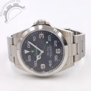 Tarjolle siistissä kunnossa oleva, juuri takuuhuollettu Rolex Air-King. Mukavassa 40mm koossa, teräksisellä kuorella sekä oyster-rannekkeella varusteltuna. Selkeälukuisella mustalla taululla jossa sporttisuutta tuovat vihreät yksityiskohdat. Koneistona toimii Rolex 3230 -automaatti jolle luvataan 70h käyntivara. Full set, kellon takuukortti on päivätty 8/2022 ja se on takuuhuollettu Rolexin virallisessa huollossa (Hovisepät Oy) 9/2026. Tästä upea sportti Rolex suoraan hyllystä ilman jonotuksia ja reilusti alle listahinnan! Malli: 126900 Kuoren halkaisija: 40m Rannekkeen leveys: 20mm Koneisto: Cal. 3230, automaatti Vesitiiviys: 100m Takuu: Valmistajan takuu voimassa 8/2027 asti