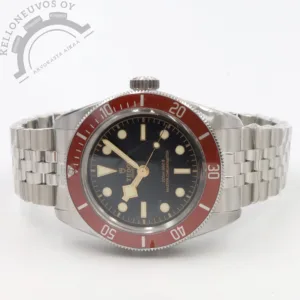Etusivu 7 Tarjolle uusi/käyttämätön, täysissä muoveissa oleva Tudor Black Bay 41. Selkeälukuisella mustalla taululla jossa erittäin näyttävät ja vahvasti luminoivat kullan väriset osoittimet sekä indeksit. Teräksinen kuori sekä kehä jossa upea punainen alumiini insertti. Kokonaisuuden kruunaa viisirivinen Tudorin T-fit claspilla varustettu teräsranneke. Koneistona toimii Tudorin MT5602-U -automaatti jossa mukava 70h käyntivara. Full set, kellon takuu on aktivoitu 7/2026. Ovh. 5 210e.