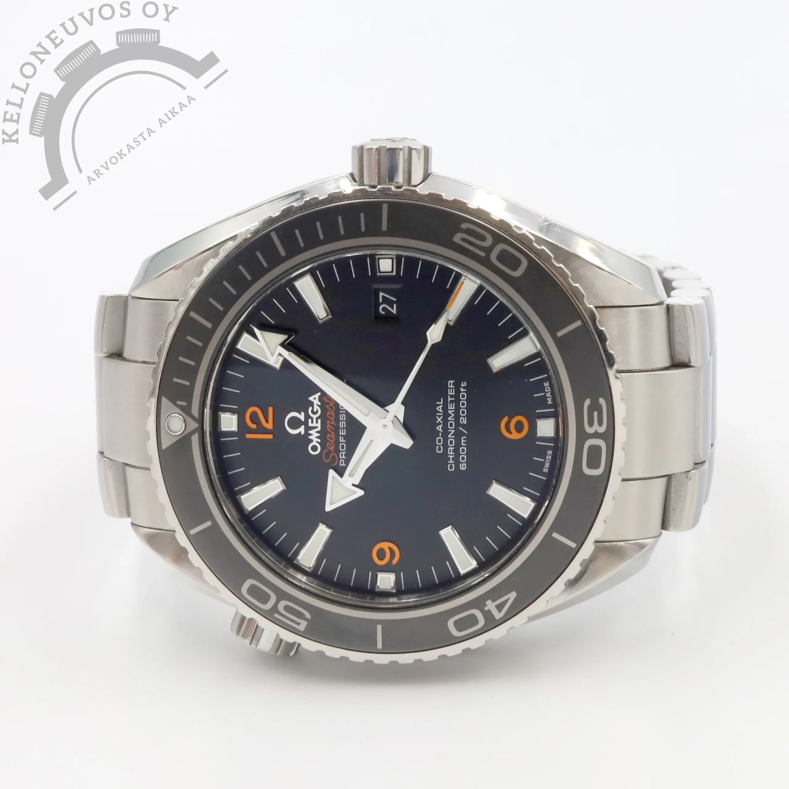 Omega Seamaster Planet Ocean 600M 45,5mm 1 Tarjolle tyylikäs Planet Ocean isompien kellojen ystävällä. Selkeälukuisella mustalla taululla jossa päivyri, näyttävät osoittimet, vahva lume sekä hienot oranssit yksityiskohdat. Jykevä teräksinen kuori mustalla keraamisella kehällä varustettuna. Kokonaisuuden kruunaa laadukas teräsranneke. Safiirilasit molemmin puolin runkoa, takakannen alla tikkaa tarkasti Omega 8500 -automaatti jossa noin 60h käyntivara. Kelloa seuraa molemmat laatikot, rannekkeen jatkopalat, manuaali, korttitasku, chronometer certificate, pictograms, takuukortti. sekä dokumentit huollosta. Kellon takuukortti on päivätty kotimaisen jälleenmyyjän toimesta 6/2013 ja se on täyshuollettu Omegan virallisessa huollossa 12/2022.