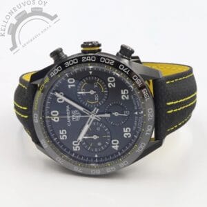 Tarjolle erittäin näyttävä ja harvemmin tarjolla oleva TAG Heuer Carrera Chronograph x Porsche Yellow Racing 44mm Limited Edition. Mallia valmistettu ainoastaan 1500 -kappaleen rajattu erä ja perimätiedon mukaan kyseessä olisi ainoa malli joka uutena Suomeen myyty. Kiiltävällä mustalla taululla josta löytyy päivyri, ajanotto, pikkusekunnit sekä Porsche-henkiset keltaiset yksityiskohdat. 44mm koossa oleva DLC-pinnoitettu teräksinen kuori mustalla keraamisella tachymeter-kehällä jossa keltainen teema jatkuu Porsche-teksteineen. Rannekkeena musta vasikannahkaranneke jossa tekstiilimäinen pinta keltaisilla tikkauksilla sekä keltainen sisäpuoli. Safiirilasit molemmin puolin runkoa, takakannen läpi pääset ihastelemaan Heuer 02 -automaattikoneistoa jonka vetopainona muistuttaa Porschen ohjauspyörää. Full set, kellon takuukortti on päivätty kotimaisen jälleenmyyjän toimesta 5/2022. Kello on käyttämätön.