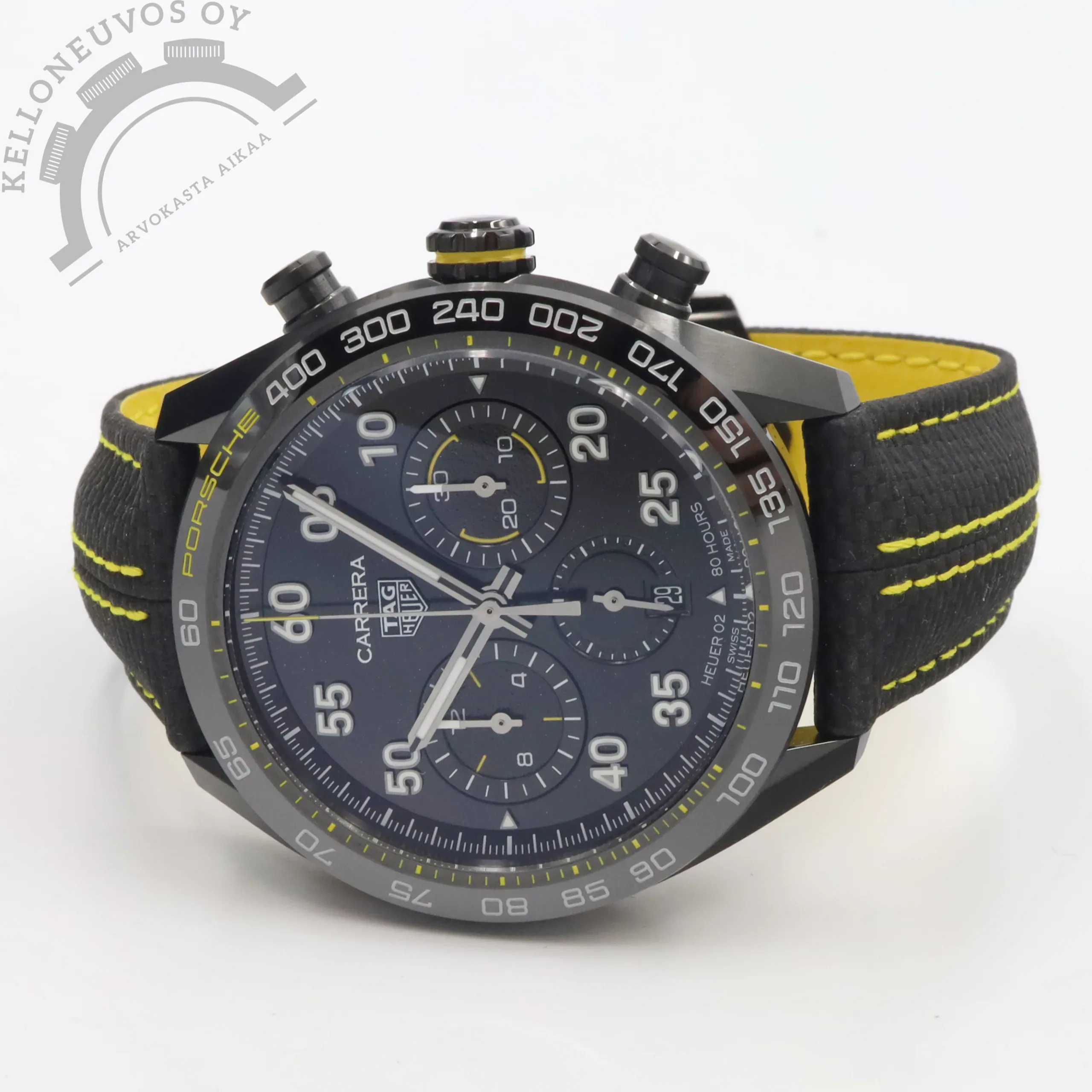 TAG Heuer Carrera Chronograph x Porsche Yellow Racing 44mm Limited Edition (käyttämätön) 1 Tarjolle erittäin näyttävä ja harvemmin tarjolla oleva TAG Heuer Carrera Chronograph x Porsche Yellow Racing 44mm Limited Edition. Mallia valmistettu ainoastaan 1500 -kappaleen rajattu erä ja perimätiedon mukaan kyseessä olisi ainoa malli joka uutena Suomeen myyty. Kiiltävällä mustalla taululla josta löytyy päivyri, ajanotto, pikkusekunnit sekä Porsche-henkiset keltaiset yksityiskohdat. 44mm koossa oleva DLC-pinnoitettu teräksinen kuori mustalla keraamisella tachymeter-kehällä jossa keltainen teema jatkuu Porsche-teksteineen. Rannekkeena musta vasikannahkaranneke jossa tekstiilimäinen pinta keltaisilla tikkauksilla sekä keltainen sisäpuoli. Safiirilasit molemmin puolin runkoa, takakannen läpi pääset ihastelemaan Heuer 02 -automaattikoneistoa jonka vetopainona muistuttaa Porschen ohjauspyörää. Full set, kellon takuukortti on päivätty kotimaisen jälleenmyyjän toimesta 5/2022. Kello on käyttämätön.