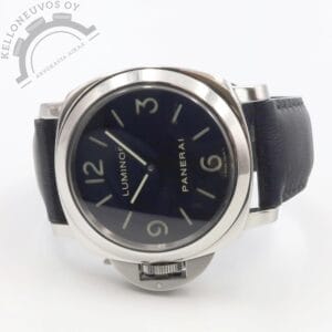 Tarjolle huippukunnossa oleva Panerai Luminor. Selkeäliukuisella mustalla sandwich-taululla jossa loistava lume. Teräksinen kiillotettu kuori jossa crown guard sijoitettu kellon vasemmalle kyljelle tehden siitä täydellisen kellon oikea kätiselle kantajalle kuten myös vasemman käden jolloin lukon suoja ei paina kämmentä vasten. Safiirilasit molemmin puolen runkoa, takakannen läpi pääset ihastelemaan upeasti viimeisteltyä Panerain OP X -manuaalikoneistoa joka perustuu ETA/Unitas 6497 -koneistoon jossa noin 56h käyntivara. Kelloa seuraa laatikko, manuaalit, kolme alkuperäistä Panerain ranneketta (kaksi mustaa nahkaa ja sininen kumi), tagi, ruuvimeisseli, kuorisuoja, tuoreet käyntitestitulokset sekä alkuperäinen takuukortti. Kellon takuukortti on päivätty 8/2010. Kello käy loistavin käyntiarvoin ja käytöstä tullutta kulumaa jaa etsimällä hakea.