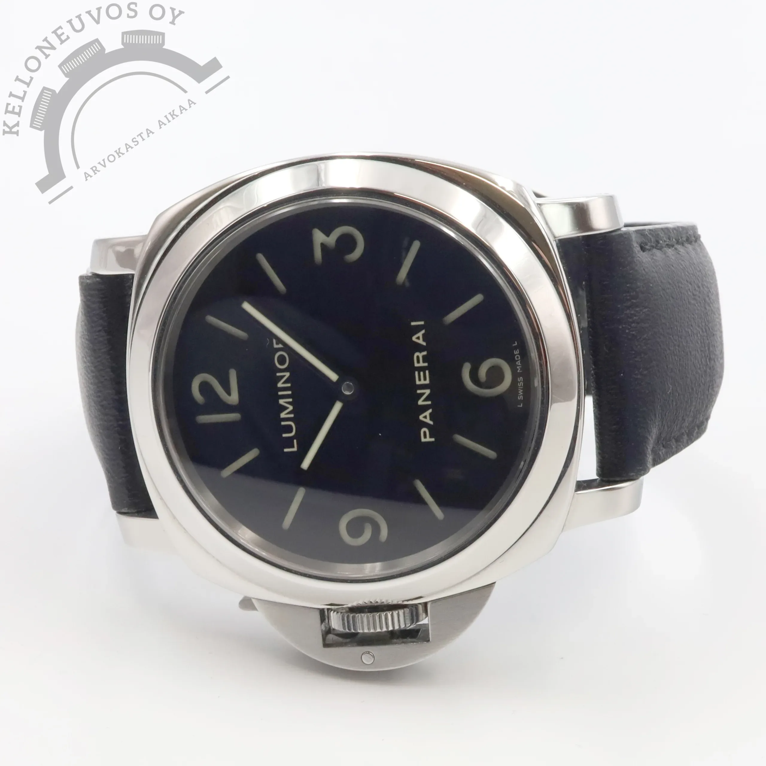 Tarjolle huippukunnossa oleva Panerai Luminor. Selkeäliukuisella mustalla sandwich-taululla jossa loistava lume. Teräksinen kiillotettu kuori jossa crown guard sijoitettu kellon vasemmalle kyljelle tehden siitä täydellisen kellon oikea kätiselle kantajalle kuten myös vasemman käden jolloin lukon suoja ei paina kämmentä vasten. Safiirilasit molemmin puolen runkoa, takakannen läpi pääset ihastelemaan upeasti viimeisteltyä Panerain OP X -manuaalikoneistoa joka perustuu ETA/Unitas 6497 -koneistoon jossa noin 56h käyntivara. Kelloa seuraa laatikko, manuaalit, kolme alkuperäistä Panerain ranneketta (kaksi mustaa nahkaa ja sininen kumi), tagi, ruuvimeisseli, kuorisuoja, tuoreet käyntitestitulokset sekä alkuperäinen takuukortti. Kellon takuukortti on päivätty 8/2010. Kello käy loistavin käyntiarvoin ja käytöstä tullutta kulumaa jaa etsimällä hakea.