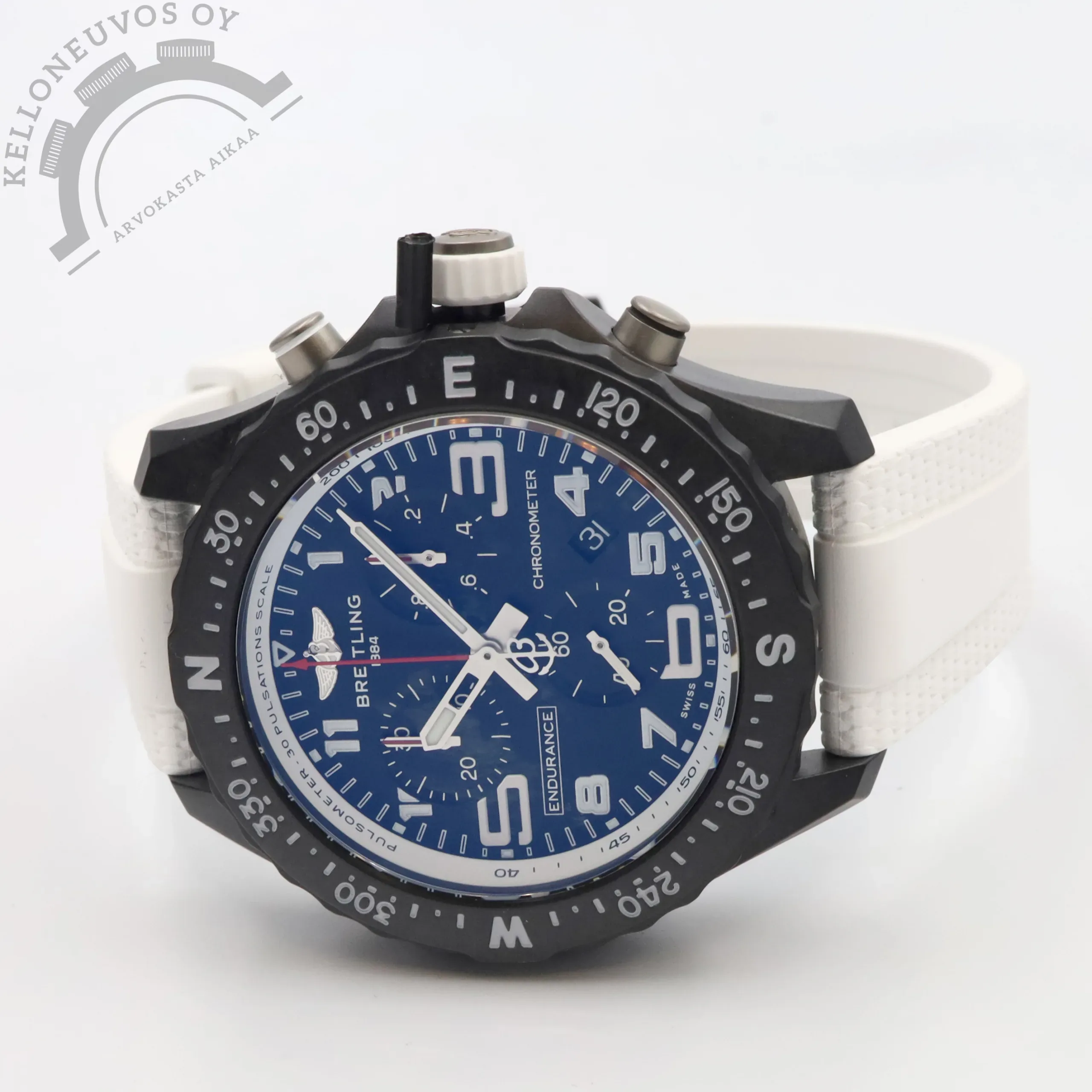 Breitling Professional Endurance Pro 38 Air Asian Edition (Uusi/käyttämätön) 1 Tarjolle käyttämätön Breitling Professional Endurance Pro 38. Mustalla taululla jossa päivyri, ajanotto ja pikkusekunnit. Mustalla Breitlight-kuorella jossa niinikään musta kompassikehä. Kokonaisuuden kruunaa näyttävyyttä lisäävä valkoinen kumiranneke omalla mustalla soljella. Koneistona toimii Breitling SuperQuartz. Full set, kellon takuukortti on aktivoitu 11/2025. Tästä harvemmin tarjolla oleva erikoimalli huippuhintaan.