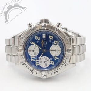 Etusivu 5 Tarjolle tyylikäs Breitling Colt Chronograph 41mm. Upealla sinisellä taululla jossa hopeisen pikkutaulut sekä päivyri. Kiillotettu teräksinen kuori niinikään teräksisellä kehällä varustettuna. Kokonaisuuden kruunaa erittäin mukavan ranneistuvuuden omaava teräsranneke jossa keskipalat mattaa ja sivut kiillotettua terästä. Rannekkeessa mittaa noin 19cm ranteelle. Koneistona toimii loistavin käyntiarvoin tikkaava Breitling 13 joka perustuu ETA/Valjoux 7750 -automaattikoneistoon. Kelloa seuraa Breitling huoltoboksi, kuituliina, manuaali, takuutodistus, tuoreet käyntitestitulokset sekä huollon dokumentti. Kellon paperit on päivätty 10/1999 ja se on huollettu 2/2022.