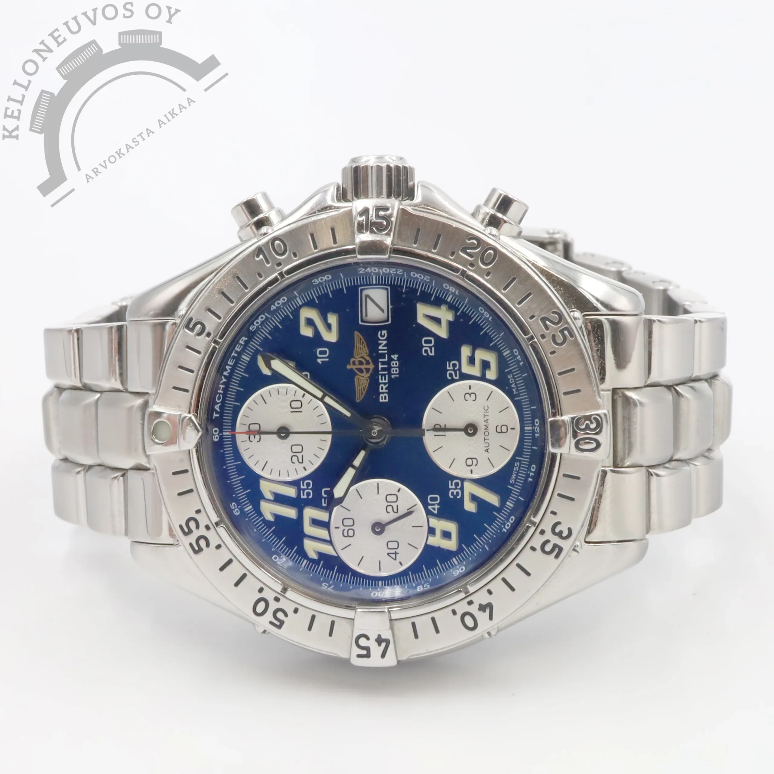 Breitling Colt Chronograph 41mm 1 Tarjolle tyylikäs Breitling Colt Chronograph 41mm. Upealla sinisellä taululla jossa hopeisen pikkutaulut sekä päivyri. Kiillotettu teräksinen kuori niinikään teräksisellä kehällä varustettuna. Kokonaisuuden kruunaa erittäin mukavan ranneistuvuuden omaava teräsranneke jossa keskipalat mattaa ja sivut kiillotettua terästä. Rannekkeessa mittaa noin 19cm ranteelle. Koneistona toimii loistavin käyntiarvoin tikkaava Breitling 13 joka perustuu ETA/Valjoux 7750 -automaattikoneistoon. Kelloa seuraa Breitling huoltoboksi, kuituliina, manuaali, takuutodistus, tuoreet käyntitestitulokset sekä huollon dokumentti. Kellon paperit on päivätty 10/1999 ja se on huollettu 2/2022.