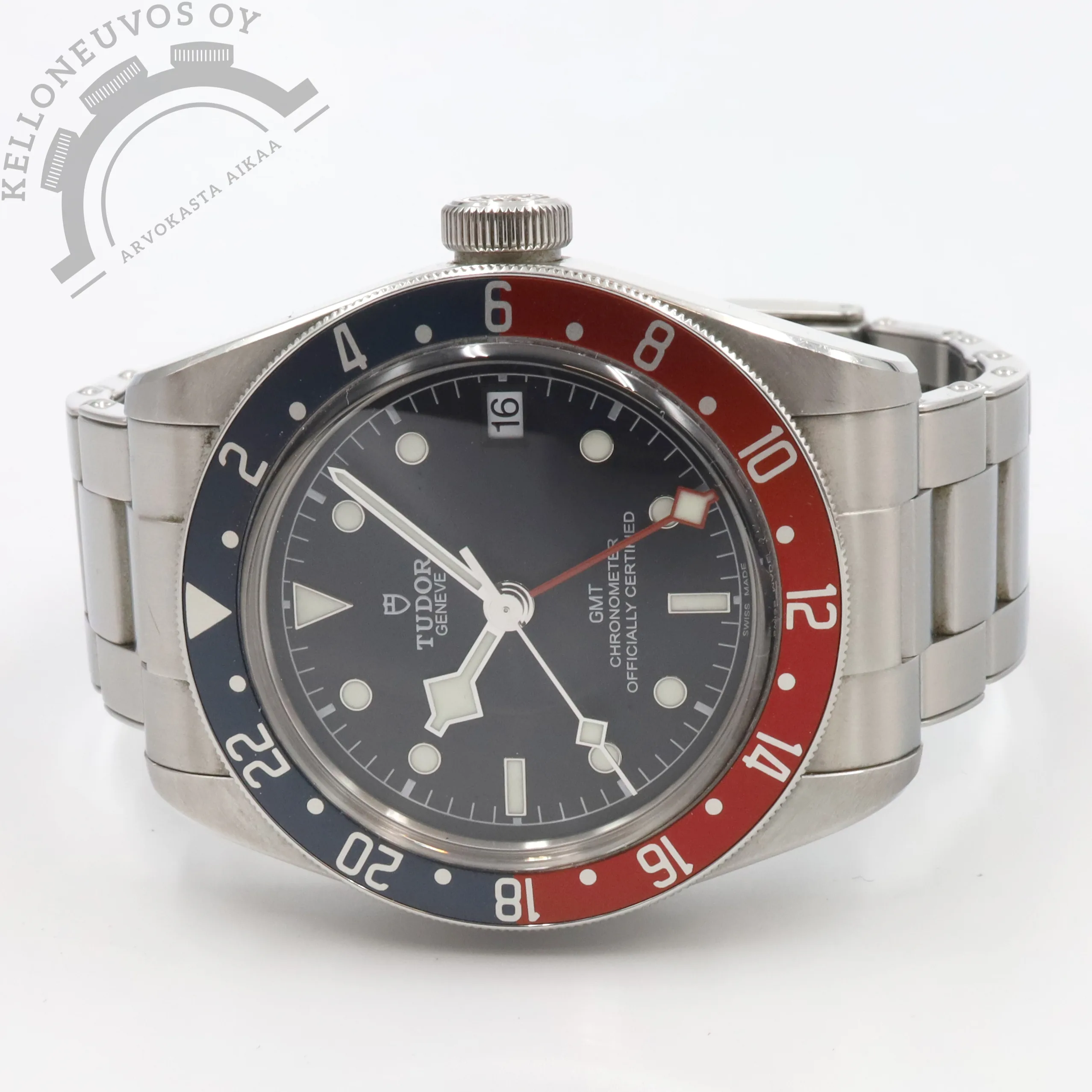 Tudor Black Bay GMT "Pepsi" 1 Tarjolle todella upea sekä haluttu Tudor Black Bay GMT ”Pepsi”. Kellossa teräskuori sekä teräsranneke yhdistettynä edukseen erottuvaan sini/punaiseen kehään. Selkeälukuinen musta taulu päivyrillä sekä GMT-kaksoisaikatoiminnolla. Teräksisen takakannen alla tikkaa Tudorin inhouse MT5652 -automaatti. Full set, kellon takuukortti on päivätty 8/2019. Kellon suositushinta uutena 5040e. Normaalia käytöstä tullutta kulumaa on. Lisäksi kelloon on erikseen ostettu Tudorin oma Nato-ranneke.