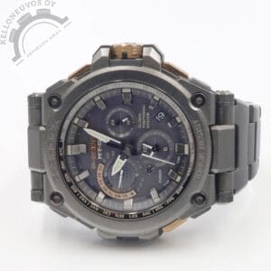 Tarjolle huippukunnossa oleva 1000kpl Limited Edition G-Shock. Malli jossa toimintoja riittää vaikka muille jakaa. Tough Solar, GPS-aikasynkronointi sekä radio-ohjattu ajan synkronointi, täysanaloginen näyttö, maailmanaika, kaksoisaika, kronografi, ajasti/hälytys, automaattinen kalenteri ja LED-valaistus. Musta DLC-/IP-tyyppinen pinnoitettu teräsrunko jossa kuparin/pronssin sävyiset yksityiskohdat. Ulkonäön ideana on meteoriittimainen, hieman karhea metallipinta. Full set, kellon takuukortti on päivätty kotimaisen jälleenmyyjän toimesta 12/2022.