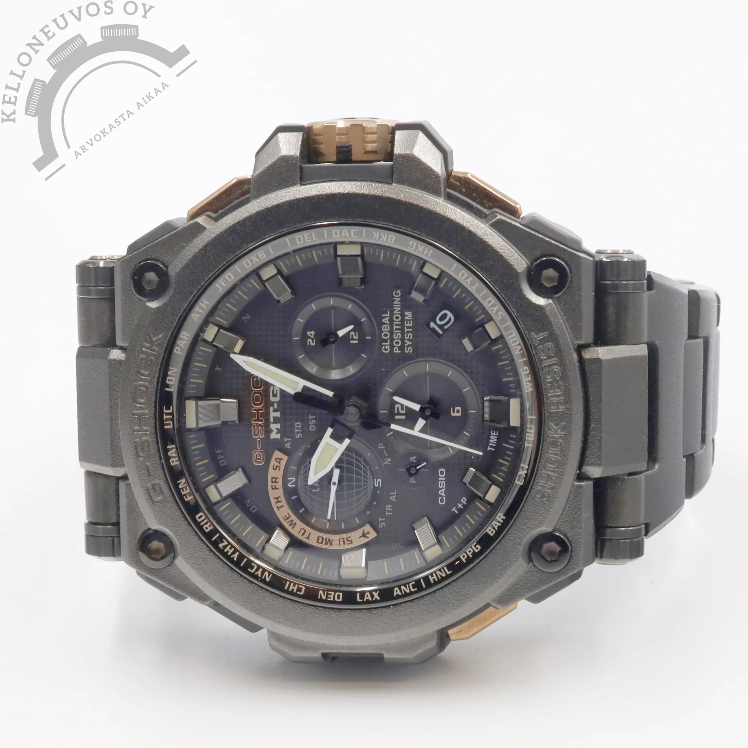 Tarjolle huippukunnossa oleva 1000kpl Limited Edition G-Shock. Malli jossa toimintoja riittää vaikka muille jakaa. Tough Solar, GPS-aikasynkronointi sekä radio-ohjattu ajan synkronointi, täysanaloginen näyttö, maailmanaika, kaksoisaika, kronografi, ajasti/hälytys, automaattinen kalenteri ja LED-valaistus. Musta DLC-/IP-tyyppinen pinnoitettu teräsrunko jossa kuparin/pronssin sävyiset yksityiskohdat. Ulkonäön ideana on meteoriittimainen, hieman karhea metallipinta. Full set, kellon takuukortti on päivätty kotimaisen jälleenmyyjän toimesta 12/2022.