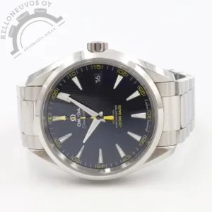 Tarjolle upeakuntoinen ja hiljattain täyshuollettu Omega Seamaster Aqua Terra. Selkeällä mustalla taululla jossa erikoisuutena keltaiset yksityiskohdat ja erityisesti sekuntiviisari josta malli saanut myös lempinimensä "Bumblebee". Teräksinen kuori sekä Omegan laadukas teräsranneke perhoslukolla. Safiirilasit molemmin puolin runkoa, takakannen läpi voit ihailla hienosti viimeisteltyä Omegan 8508 -automaattia jossa 60h käyntivara. Full set, kellon paperit on päivätty 12/2013. Tämän lisäksi kello on täyshuollettu Omegan virallisessa huollossa 6/2023.