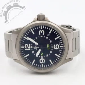 Etusivu 7 Tarjolle erittäin siistissä kunnossa oleva Sinn 856 UTC Pilot Watch. Selkeälukuisella mustalla taululla jossa päivyri, kaksoisaika sekä tyylikkäät valkoiset osoittimet ja indeksit loistavalla lumella varustettuna. Tegiment-pinnoitettu teräksinen kuori sekä kehä yhdistettynä kelloon erikseen ostettuun Sinnin teräsrannekkeeseen (ranneke ei Tegiment-pinnoitettu. Mukaan tulee lisäksi alkuperäinen nahkaranneke. Koneistona toimii tarkoin käyntiarvoin tikkaava ETA 2893-2 -automaatti. Full set, kellon takuukortti on päivätty kotimaisen jälleenmyyjän toimesta 4/2023. Lisäksi kello on tehdashuollettu 7/2024. Huollon yhteydessä kellon takapohja jouduttu vaihtamaan ja näin ollen se saanut uuden sarjanumeron. Kaikki dokumentit mukana.