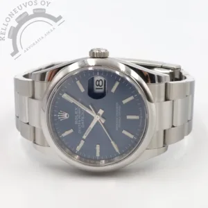 Etusivu 5 Tarjolle juuri huollettu, tyylikäs 36mm koossa oleva Datejust. Näyttävällä sekä selkeälukuisella sinisellä taululla jossa päivyri. Teräksinen kuori, smooth bezel sekä laadukas teräsranneke jossa keskipalat kiillotettua ja sivut harjattua terästä. Safiirilasi suojaa kellon etupuolta kun taas teräksisen takakannen alla tikkaa tarkasti Rolex 3235 -automaattikoneisto jossa mukava 70h käyntivara. Full set, kellon takuukortti on päivätty kotimaisen jälleenmyyjän toimesta 4/2021. Kello on huollettu takuuseen Lindroosilla 10/2026. Uuden ovh. 8250e joten tästä nyt erittäin sopivasti nopeimmalle.