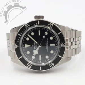 Etusivu 3 Tarjolle erittäin tyylikäs Tudor Black Bay 41 Monochrome. Selkeälukuisella mustalla taululla jossa loistavan lumen omaavat osoittimet ja indeksit. Teräksinen kuori mustalla alumiinisella insertillä varustettuna. Kokonaisuuden kruunaa Tudorin jubilee-teräsranneke loistavalla T-fit claspilla. Koneistona toimii Tudor MT5602-U -automaatti jossa mukava 70h käyntivara. Full set, kellon takuukortti on päivätty 1/2026.